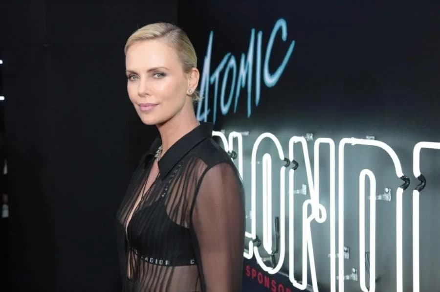 Décryptage : Charlize Theron clarifie ses propos polémiques sur Timothée Chalamet et l'IA