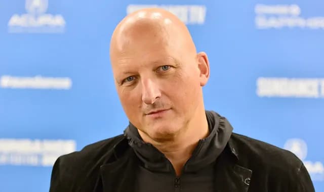 Dan Reed dénonce Hollywood : Michael Jackson jugé pire qu’Epstein, et le public s’en moque