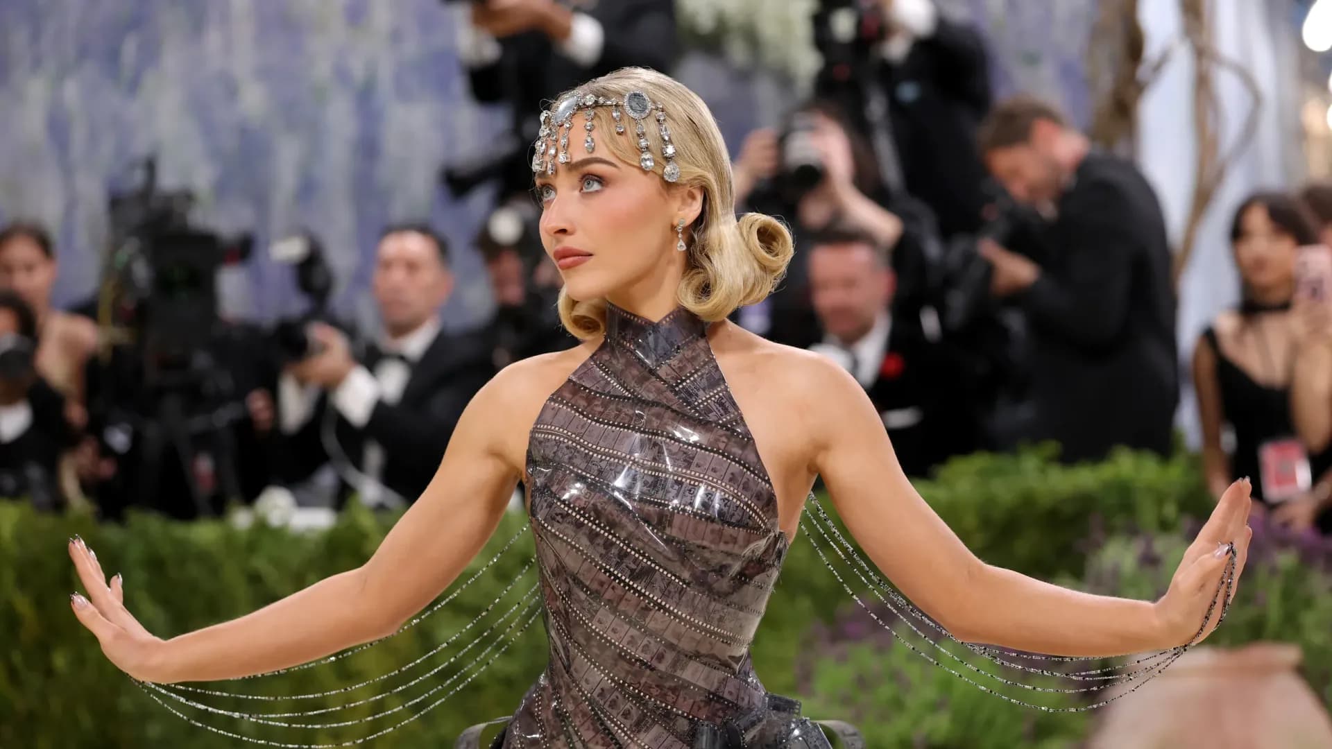 Met Gala 2026 : Sabrina Carpenter sublime en look hommage à Audrey Hepburn avec pellicules vintage