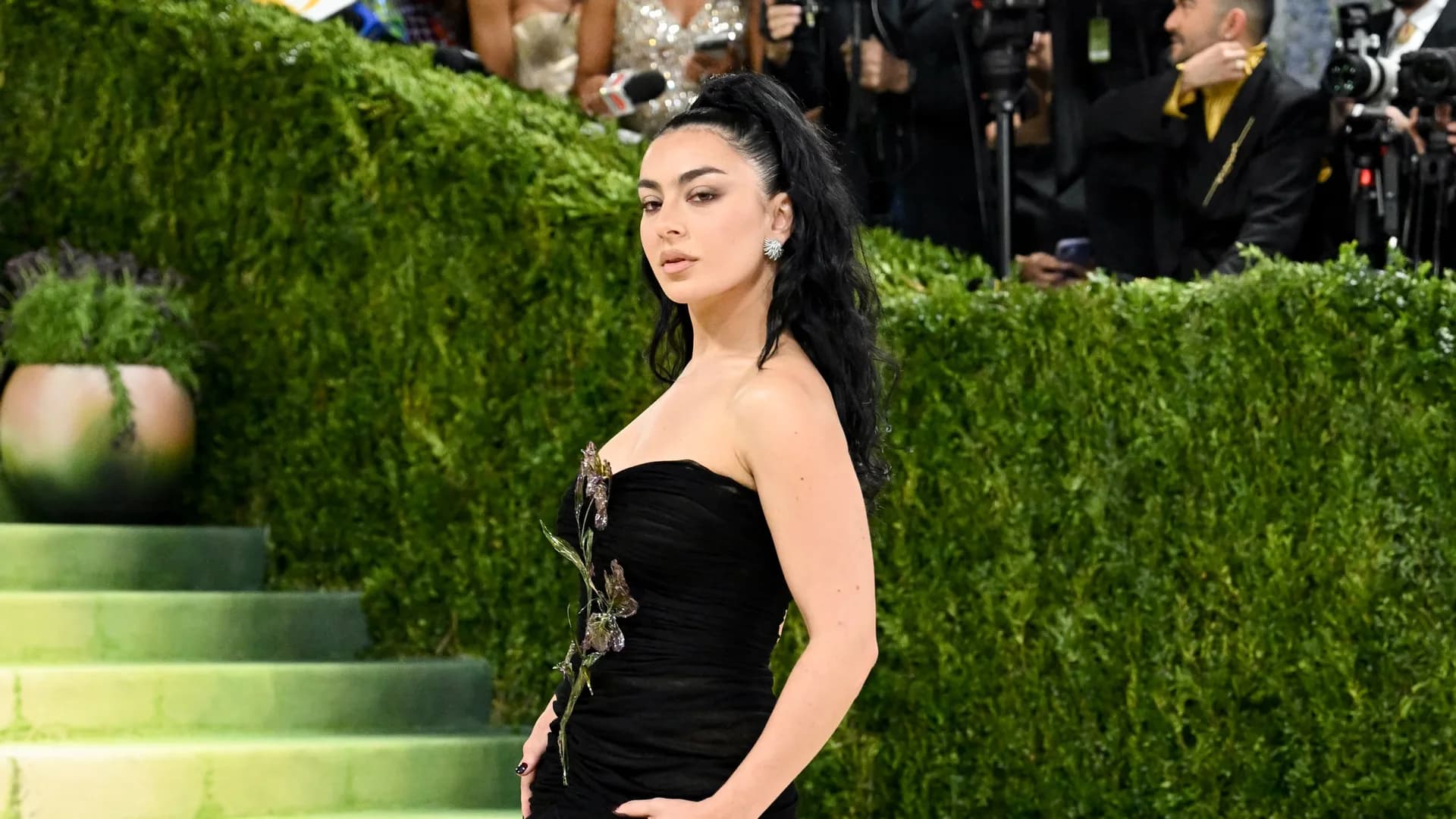 Met Gala 2026 : Charli XCX sublime le look hommage d’Yves Saint Laurent à Van Gogh