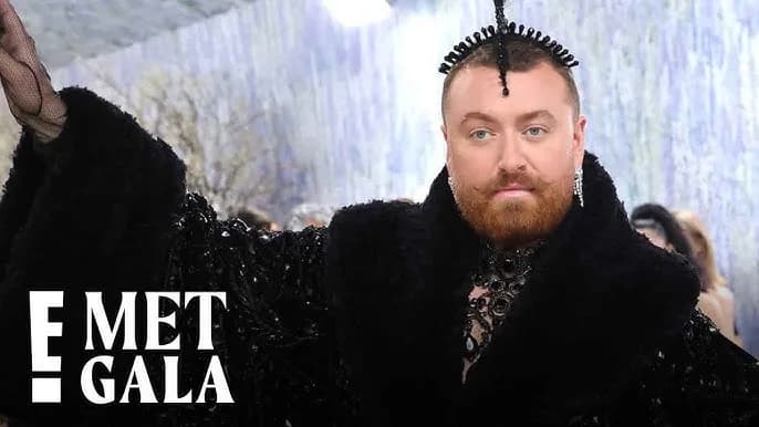 Met Gala 2026 : Sam Smith éblouit avec une coiffe en plumes et un manteau scintillant