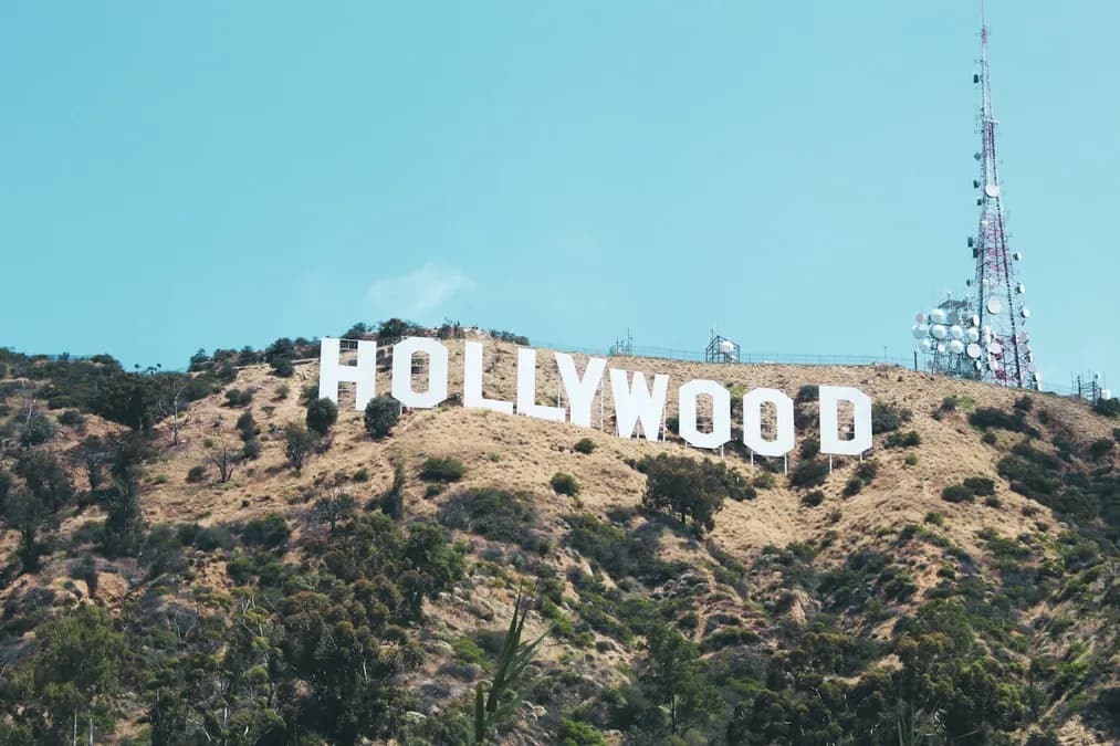Naissances inattendues à Hollywood : Charles Melton, Hailee Steinfeld et autres stars deviennent parents