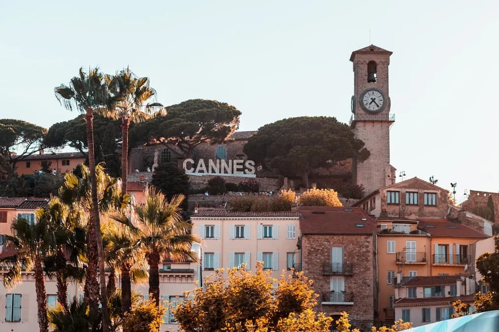 Charles Melton éblouit Cannes avec Sophie Thatcher et le casting de 'Her Private Hell'