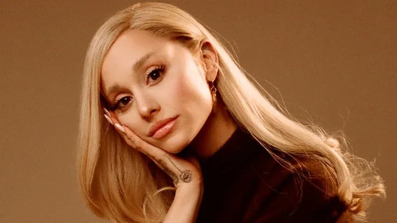 Ariana Grande : la chanteuse se reconstruit après sa rupture avec Ethan Slater