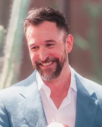 Noah Wyle défend Dr. Robby après sa chute en saison 2 de The Pitt