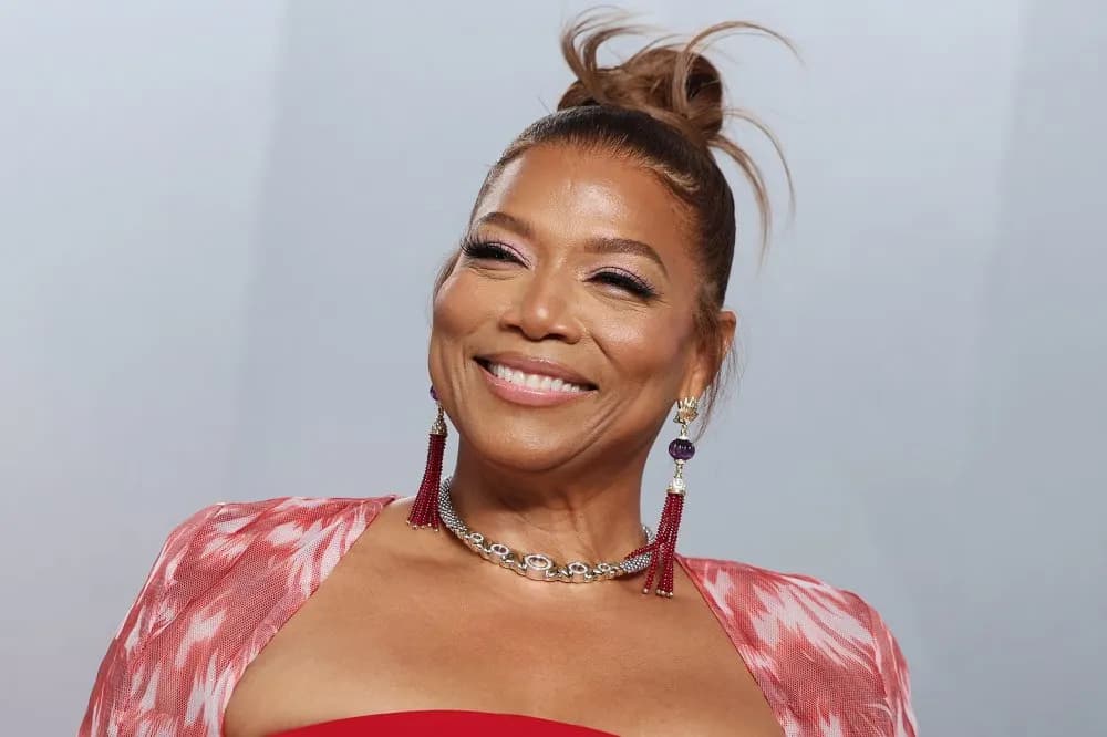 Queen Latifah revient sur le tapis rouge des American Music Awards et avoue son amour pour Taylor Swift