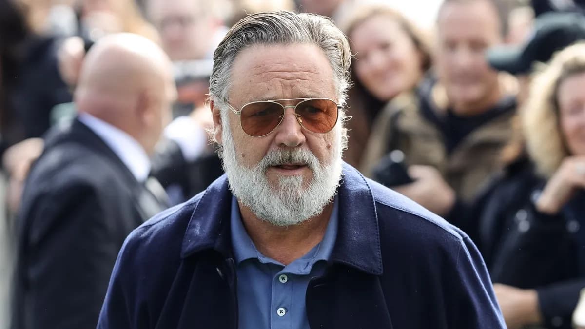 Russell Crowe Confronte Les Fans À Paris Dans Une Vidéo Virale : 'Ne M'Écrase Pas !'