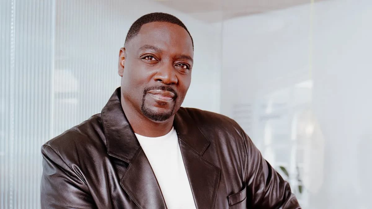 Adewale Akinnuoye-Agbaje révèle son secret pour jouer Alamo