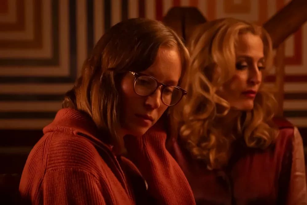 Hannah Einbinder et Gillian Anderson dans Teenage Sex And Death At Camp Miasma