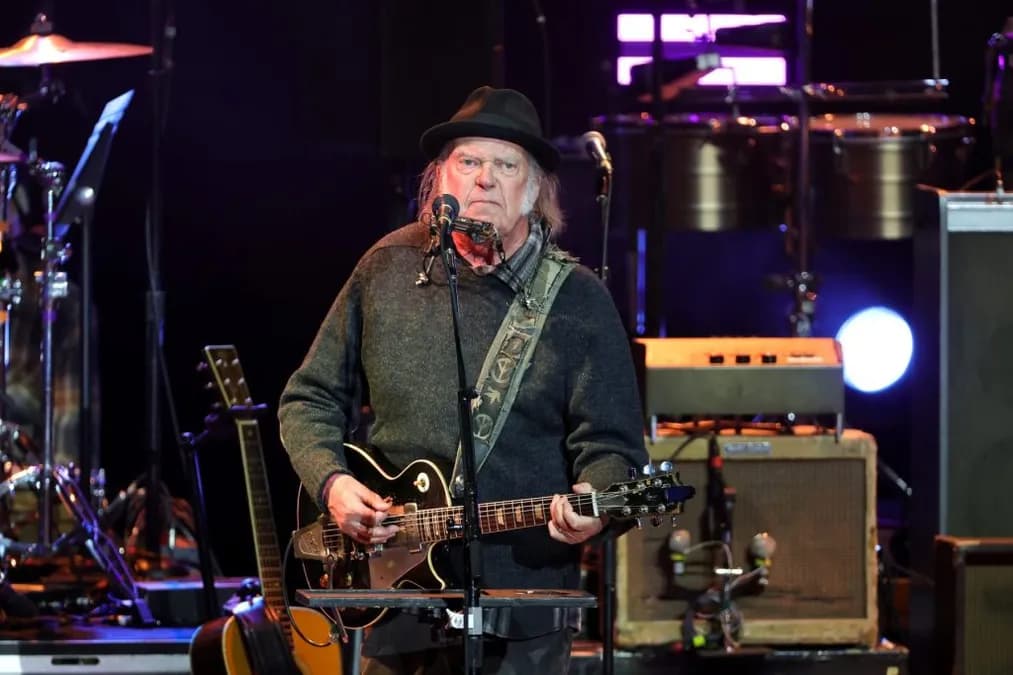 Neil Young surprend en faisant son retour live à Vancouver pour un concert caritatif