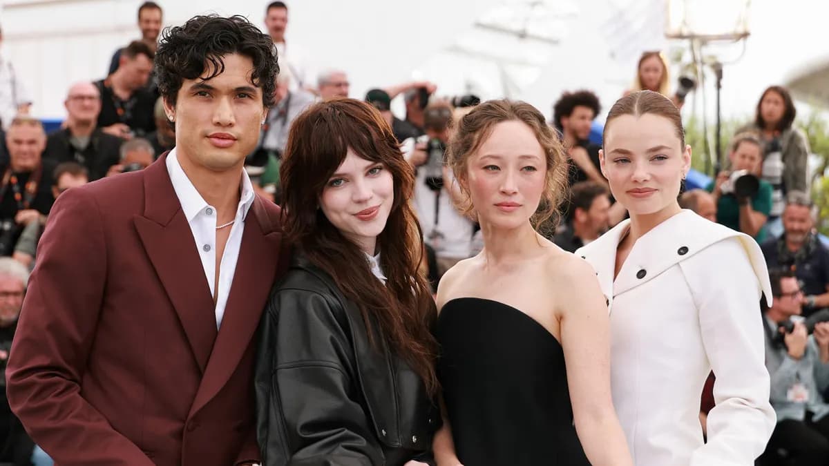 Charles Melton éblouit Cannes avec Sophie Thatcher et le casting de 'Her Private Hell'