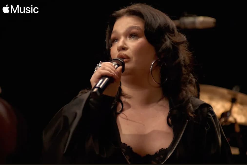 Lola Young bouleverse Apple Music avec une performance intime et déchirante