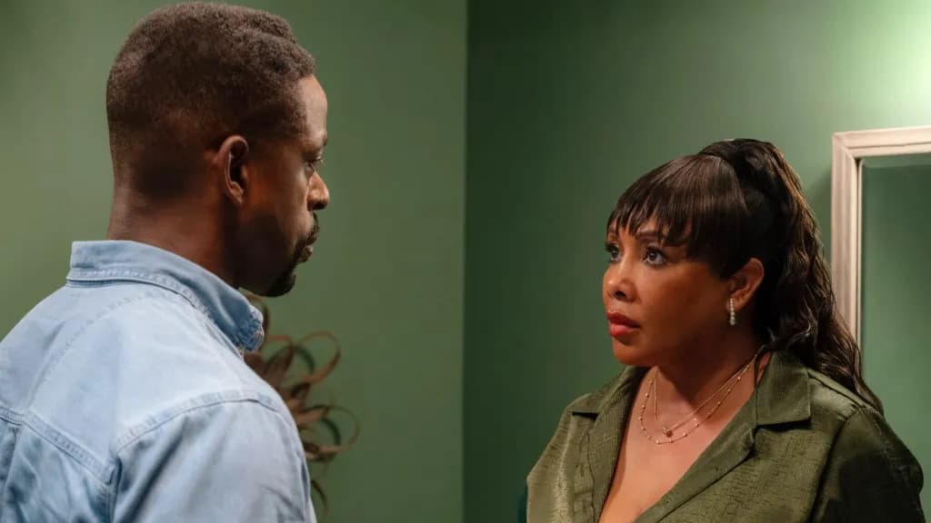Sterling K. Brown révèle pourquoi son rôle dans Is God Is célèbre la victoire des femmes noires