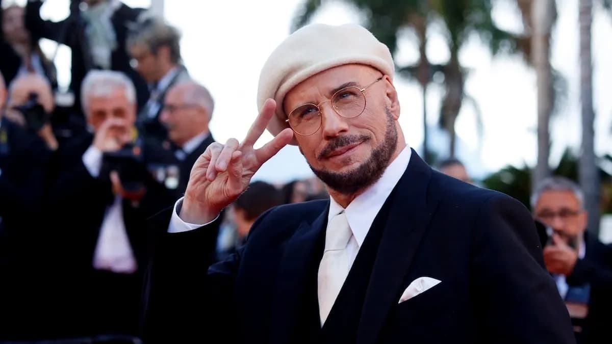 John Travolta marque son grand retour à Cannes avec un béret blanc iconique