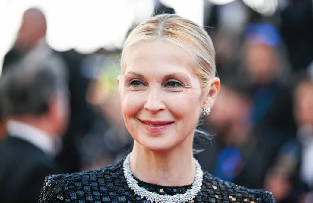 Kelly Rutherford sublime en robe midi blanche : la tendance chic des mamans new-yorkaises à adopter