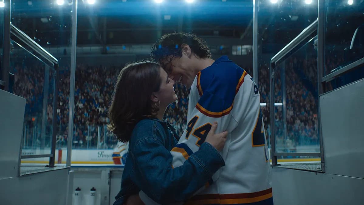 Off Campus : la nouvelle romance sportive d’Amazon séduit sans rivalité brûlante