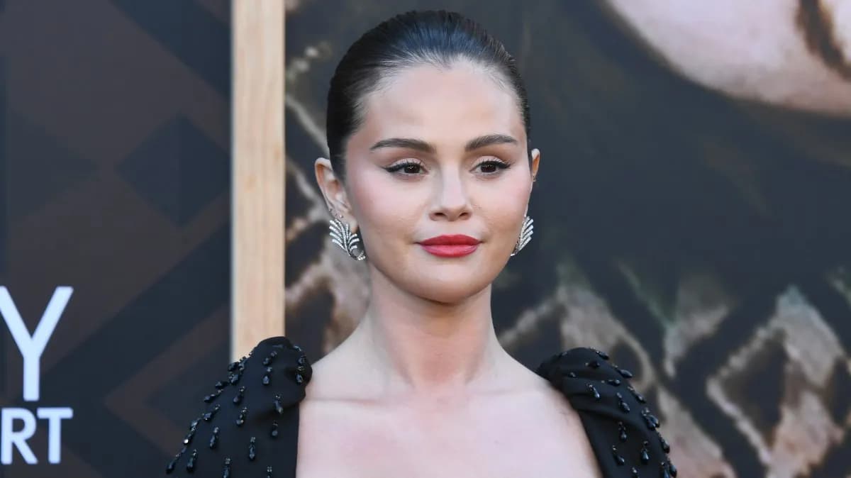 Selena Gomez : la salopette chic Free People, accessible et déjà culte en 2026