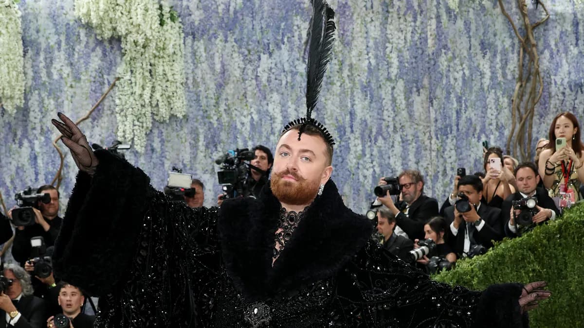 Met Gala 2026 : Sam Smith éblouit avec une coiffe en plumes et un manteau scintillant