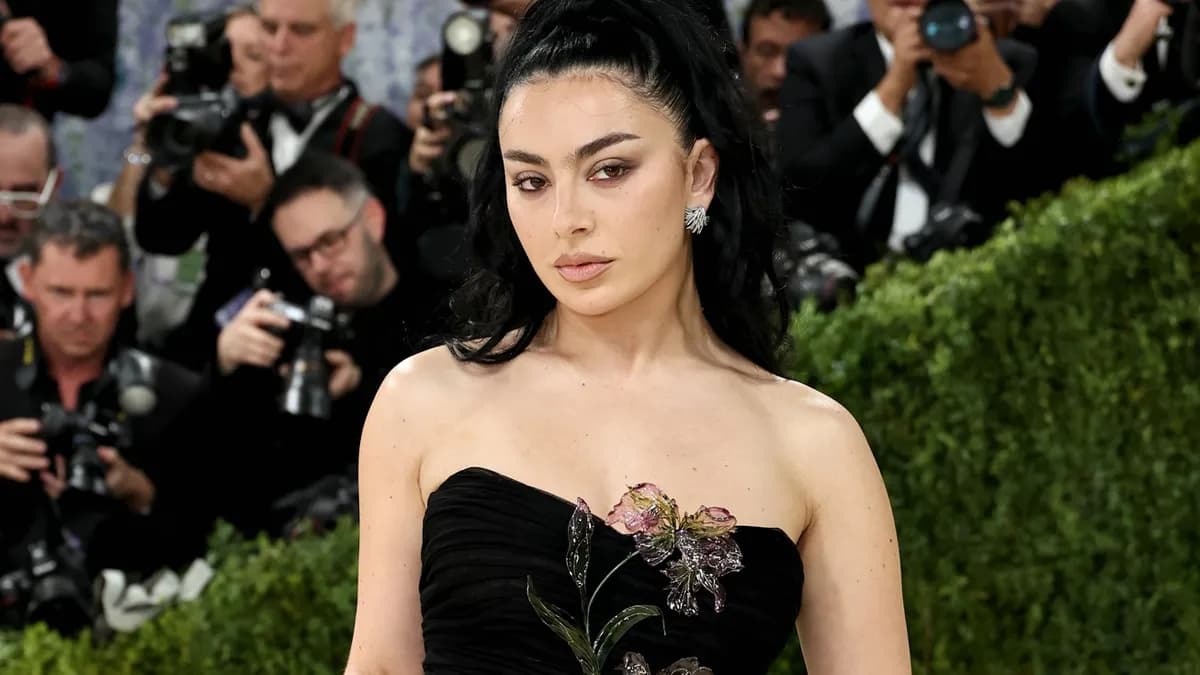 Met Gala 2026 : Charli XCX sublime le look hommage d’Yves Saint Laurent à Van Gogh