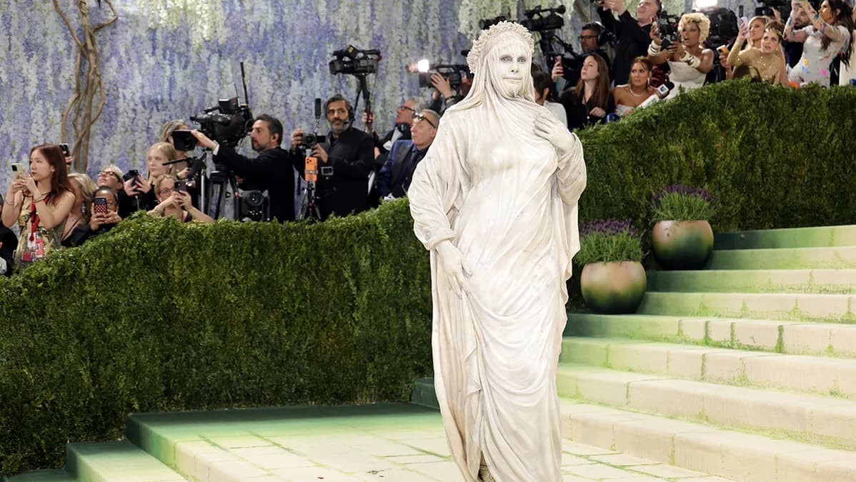 Heidi Klum métamorphosée en statue de pierre au Met Gala 2026 : un look sculpture inédit