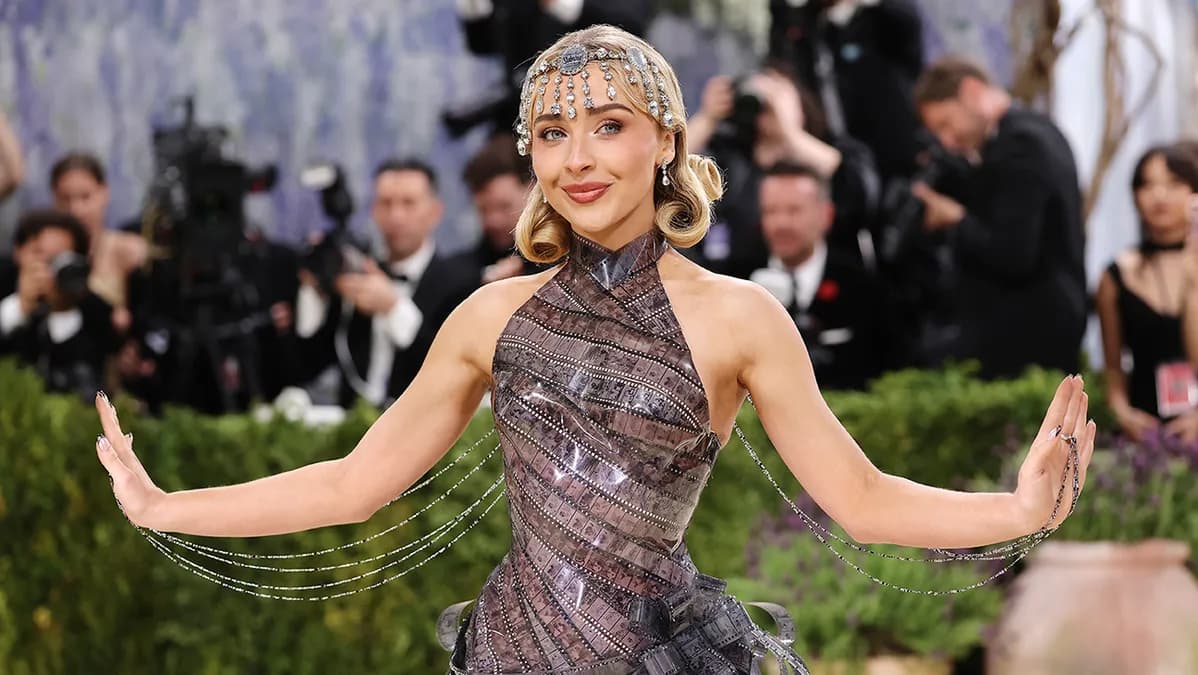 Met Gala 2026 : Sabrina Carpenter sublime en look hommage à Audrey Hepburn avec pellicules vintage
