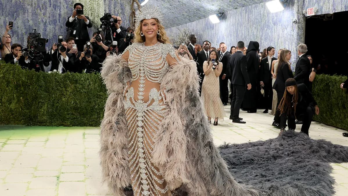 Beyoncé éblouit au Met Gala 2026 dans une robe Olivier Rousteing avec sa fille Blue Ivy