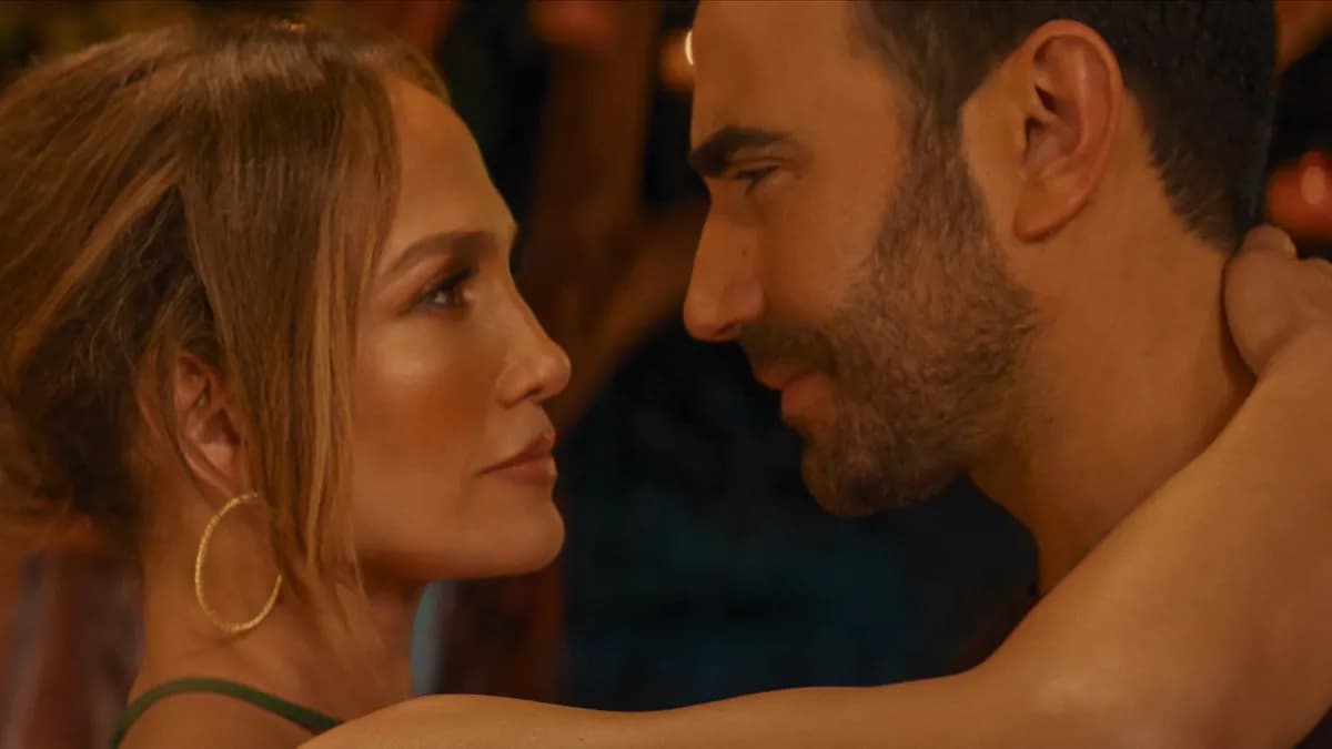 Jennifer Lopez et Brett Goldstein dévoilent leur alchimie torride dans la comédie romantique Netflix « Office Romance » (2026)