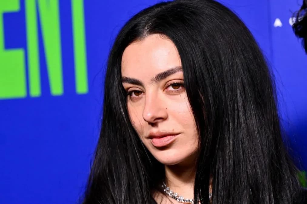 Charli XCX annonce une rencontre exclusive à New York pour dévoiler son virage rock en 2026