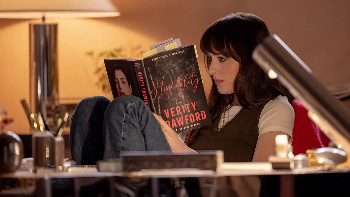 Anne Hathaway prévient Dakota Johnson : un thriller sombre se dévoile dans ‘Verity’