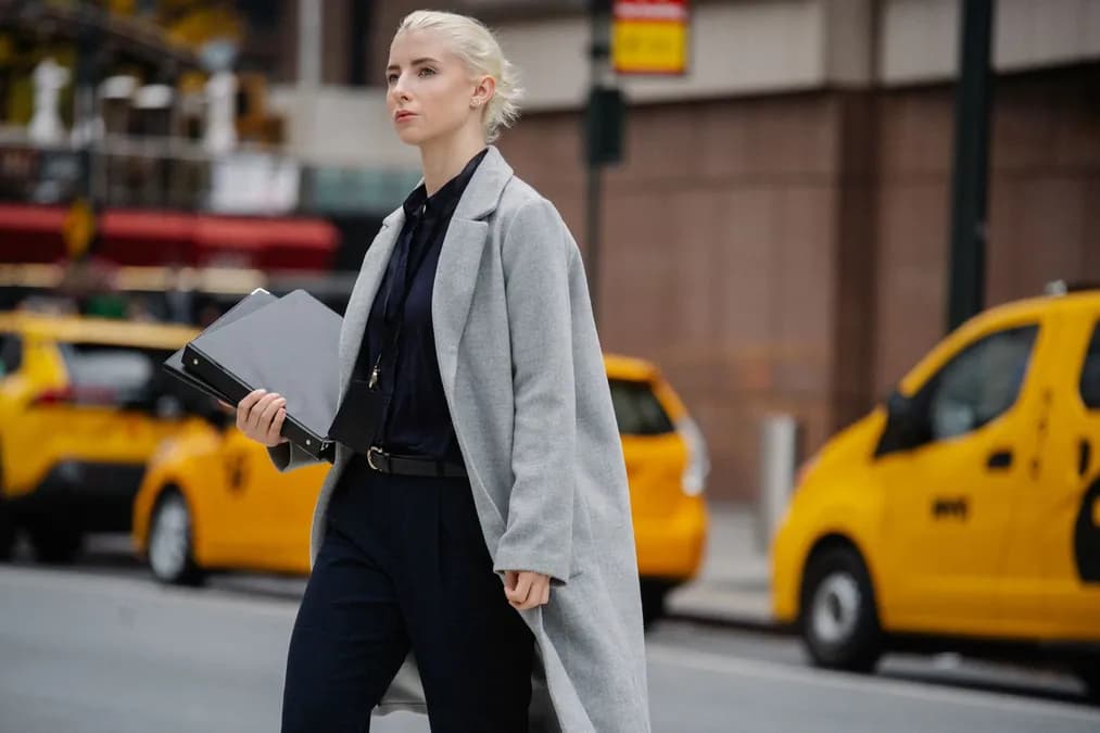 Charlize Theron défie New York en escaladant Times Square pour « APEX »
