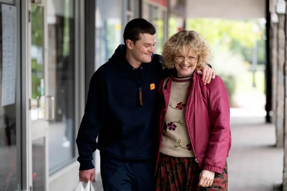 Robert Aramayo : il vend sa maison pour financer son film choc sur le syndrome de Tourette