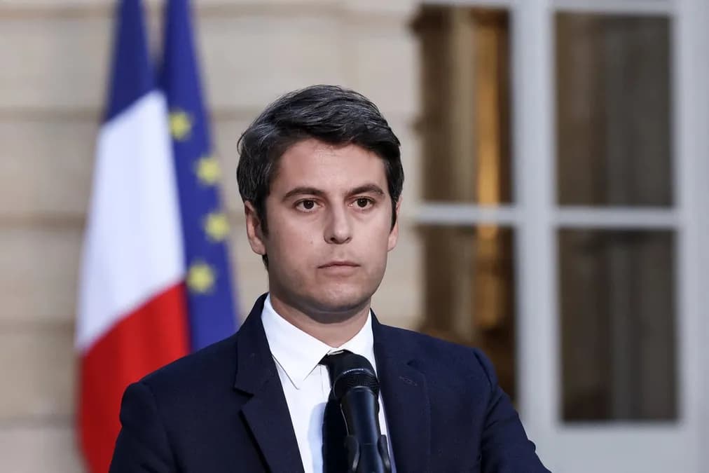 Gabriel Attal face aux critiques sur sa vie amoureuse : « Pas les mêmes jugements pour un couple d’hommes »