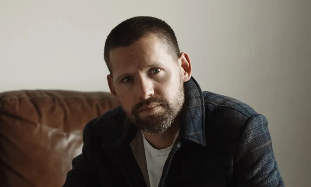 Luke Kleintank rejoint Stephen Fry dans la série dramatique très attendue « The Interrogator » sur Fox