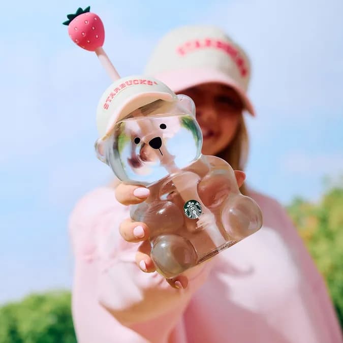 Starbucks dévoile la nouvelle tasse Bearista rose