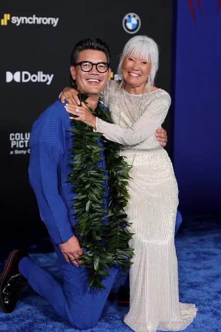 Le réalisateur de Spider-Man: Brand New Day arrive avec sa maman à l'avant-première hollywoodienne