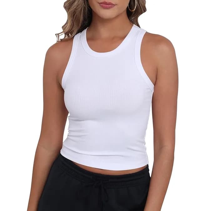 Alessandra Ambrosio dévoile le secret mode supermodel : un simple débardeur blanc