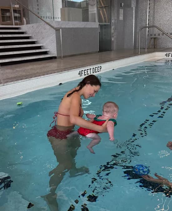 Elsie Hewitt dévoile ses courbes en bikini polka dots pour la première leçon de natation de sa fille