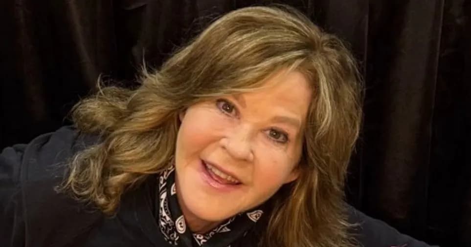 Linda Blair brise le silence après le raid spectaculaire de 70 policiers chez elle