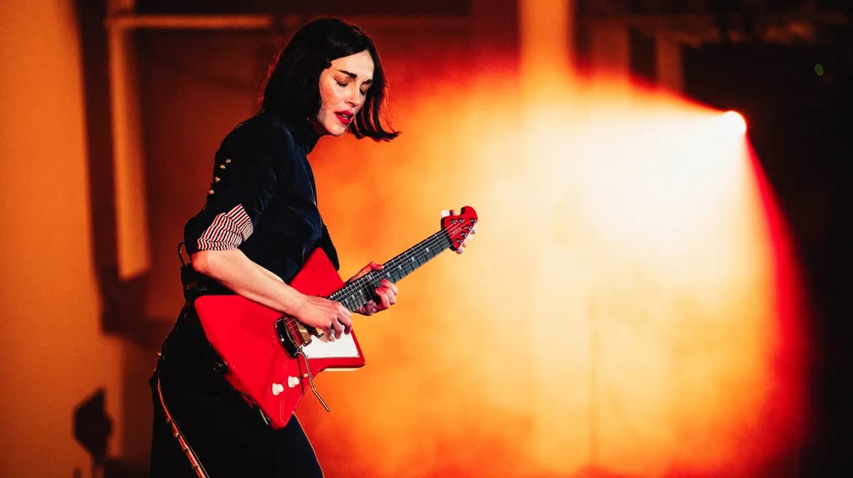 St. Vincent clôt sa tournée symphonique au Hollywood Bowl : un final grandiose et théâtral