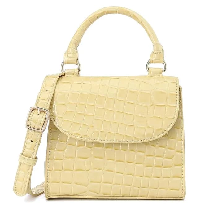 Stassi Schroeder adopte le sac beurre frais tendance avec cette version à 26 euros