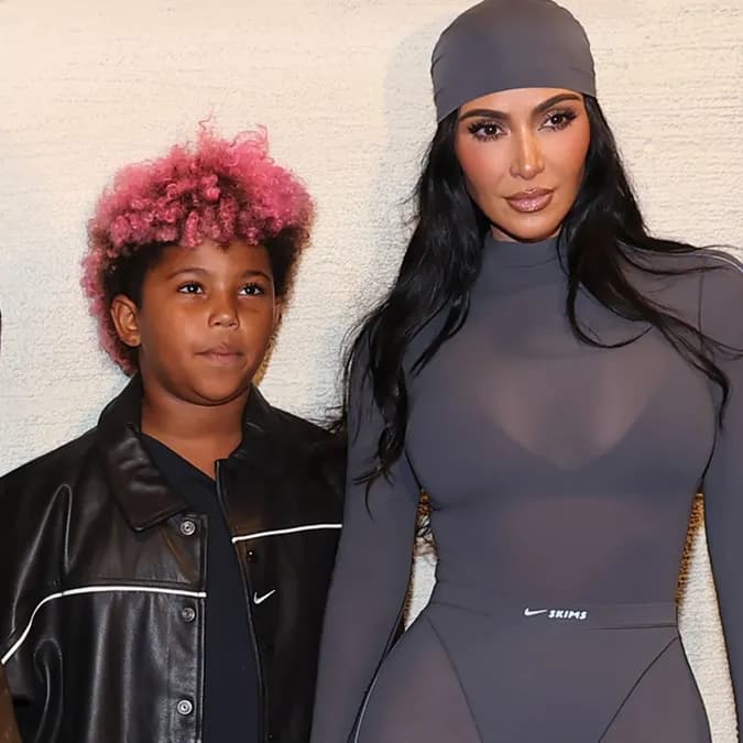 Kim Kardashian célèbre les débuts Instagram de son fils Saint West, 10 ans, avec son e-moto violette