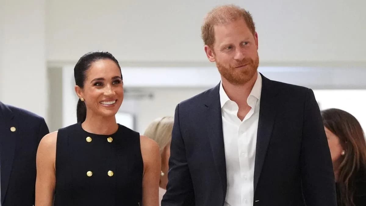 Meghan Markle fête ses 45 ans en vidéo décalée : pieds nus, tiare sur la tête, dans sa cuisine à Montecito