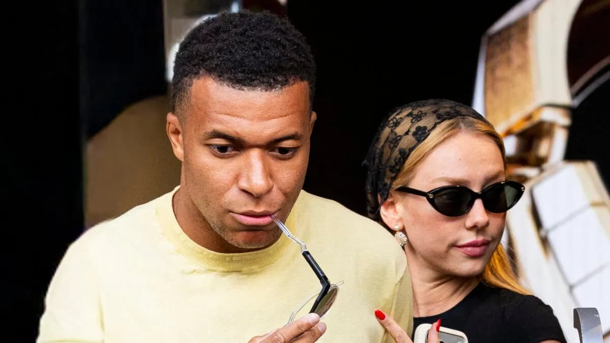 Kylian Mbappé et Esther Exposito officialisent en photos de vacances, craquants comme des ados