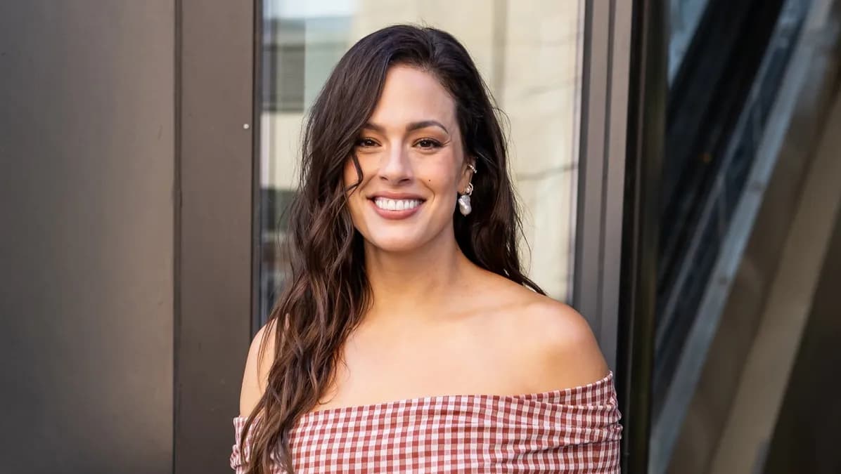 Ashley Graham sublime le maillot une-pièce noir avec un détail doré à moins de 30 euros