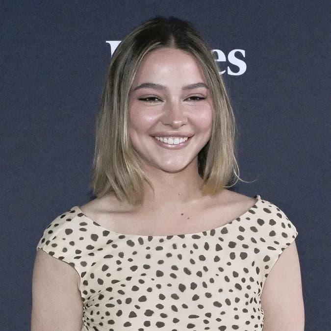 Madelyn Cline officialise son couple avec Michael Reyes lors d'une sortie très câline