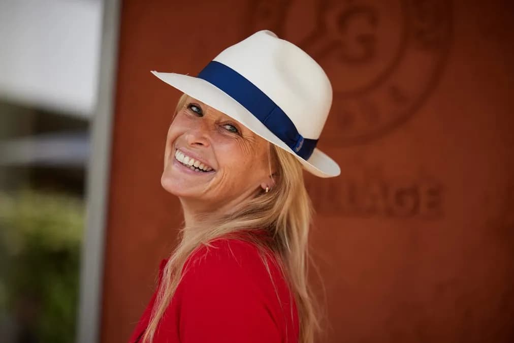 Estelle Lefébure : ses rares photos de vacances dans une crique secrète