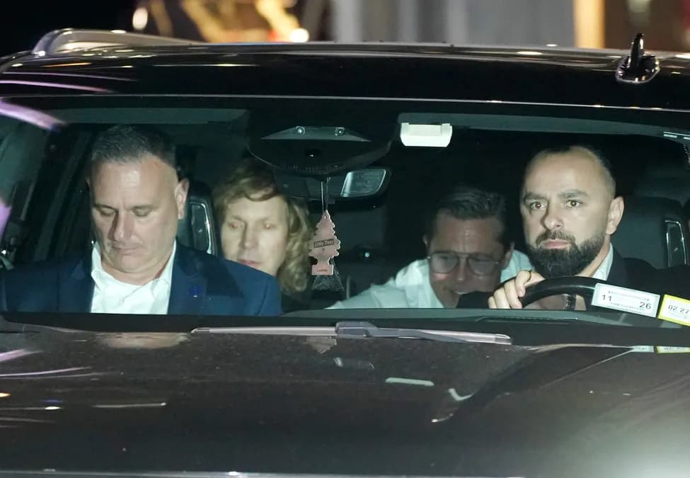 Brad Pitt aperçu en train de boire au mariage de Taylor Swift et Travis Kelce avant de reconnaître sa rechute