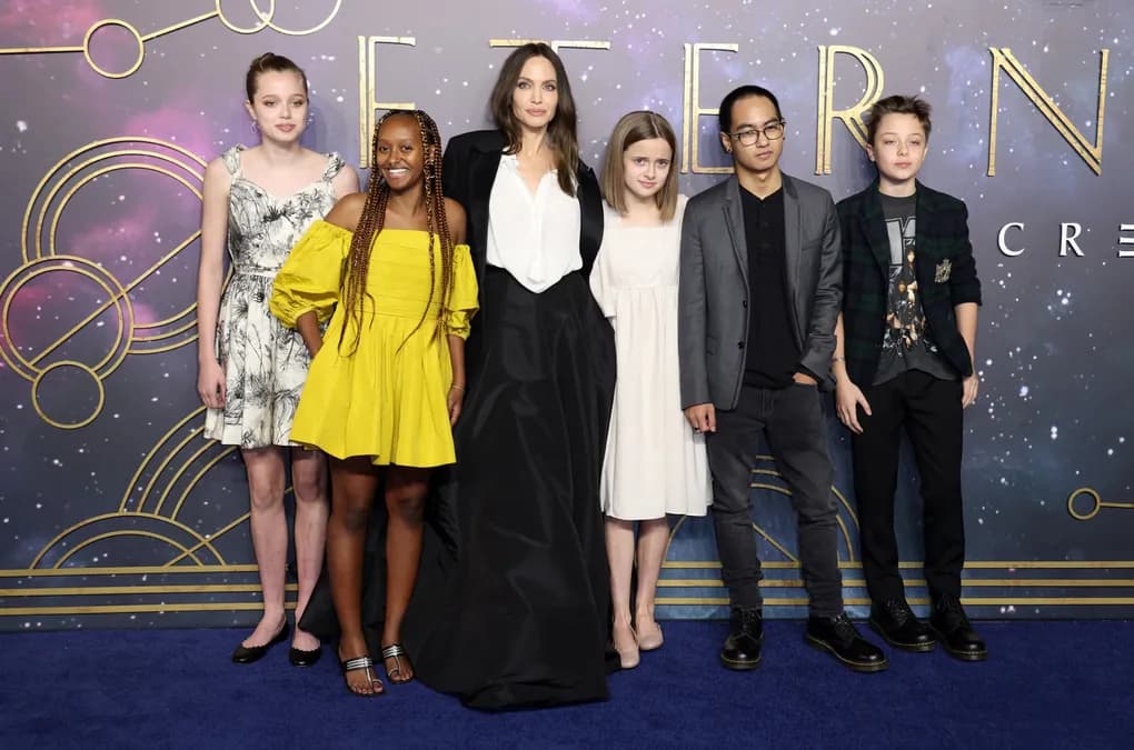 Knox Jolie-Pitt, 18 ans, surprend avec une crête iroquoise rouge vif à Los Angeles