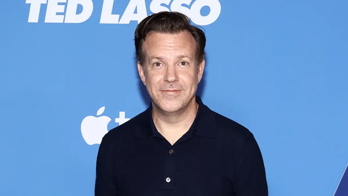 Jason Sudeikis surprend le Madison Square Garden : il chante le générique de Ted Lasso avec Mumford & Sons