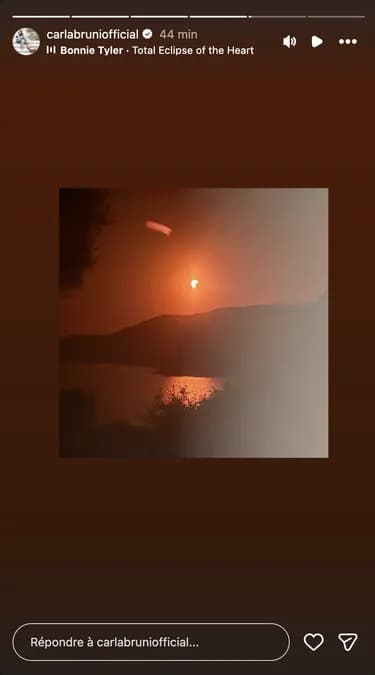 Carla Bruni immortalisse l'éclipse solaire du 12 août : deux clichés spectaculaires depuis la mer